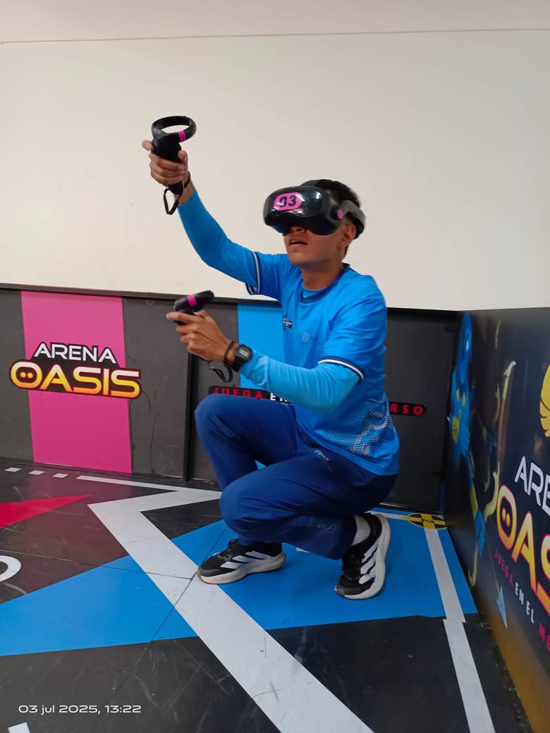 Jugador saltando en plena acción dentro de Arena Oasis