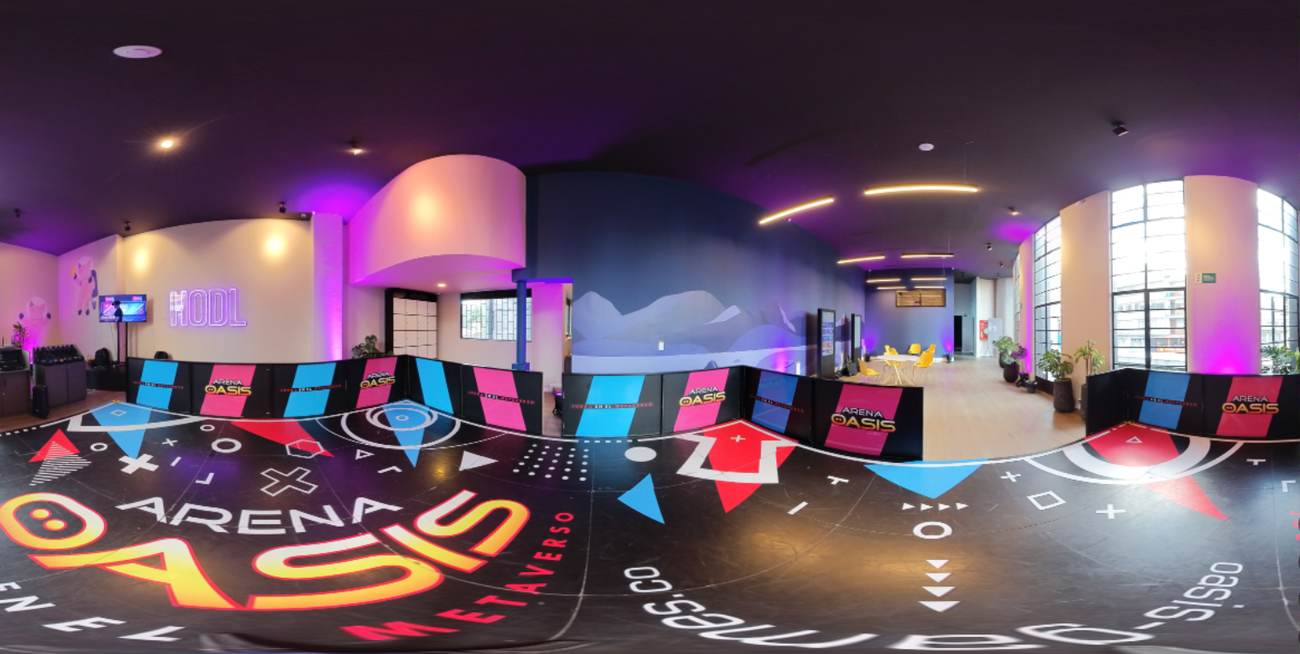 Interior de Arena Oasis, ambientación con luces de neón