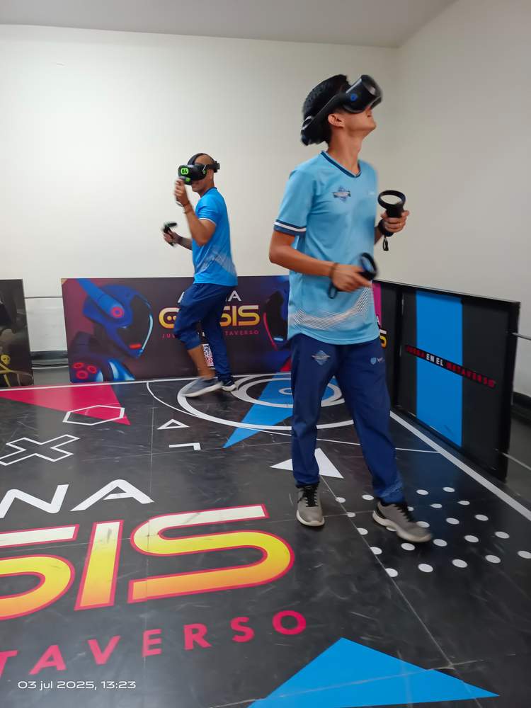 Dos jugadores en movimiento dentro de la arena