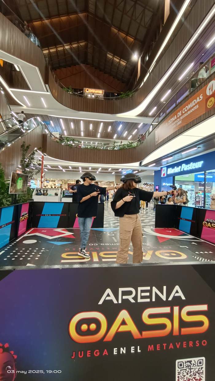 Grupo de amigas jugando juntas en Arena Oasis en un centro comercial