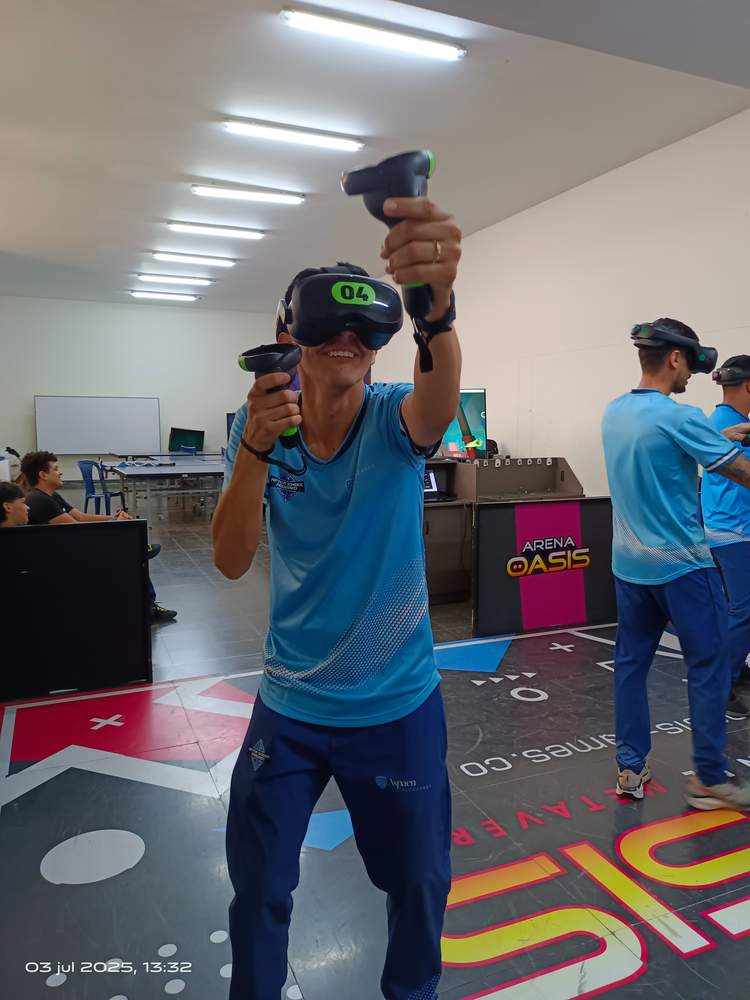 Jugador con visor y controles en la arena
