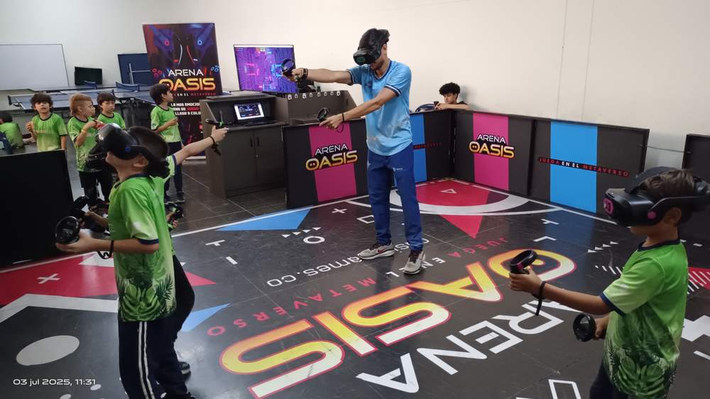 Estudiantes jugando en Arena Oasis durante un evento institucional