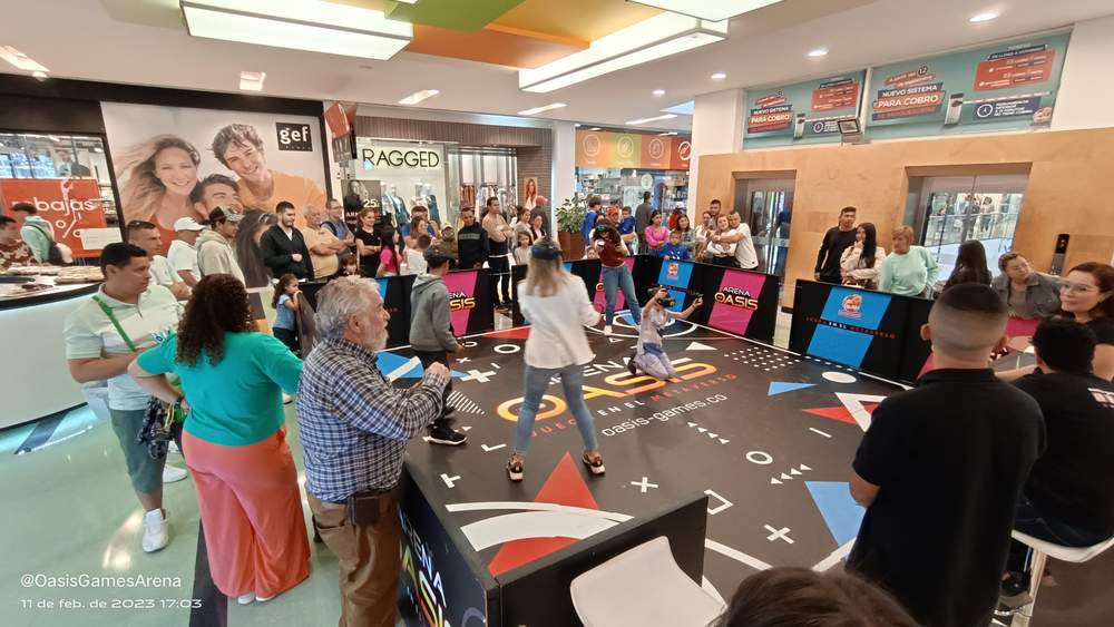 Familias y niños jugando en Arena Oasis en un centro comercial