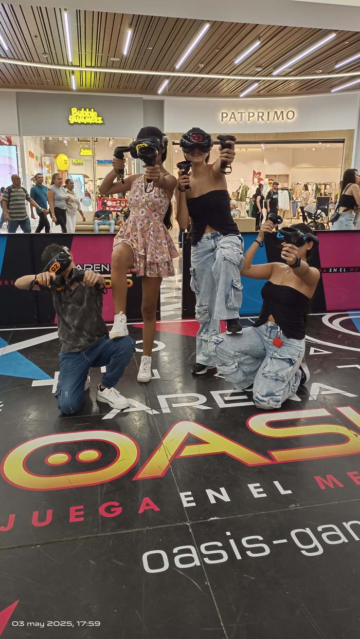 Grupo de amigos jugando juntos en Arena Oasis